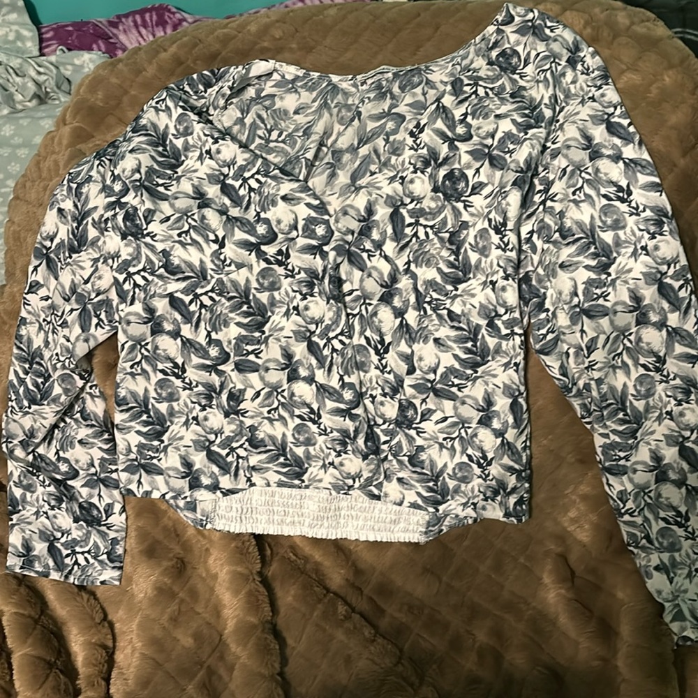 Beautiful Abercrombie & Fitch long sleeve blouse 💙